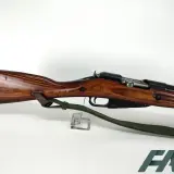 Fusil Mosin Nagant en bois verni, avec sa sangle verte. Un classique de l'histoire militaire.