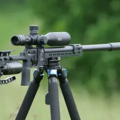 Carabine à air comprimé 100 joules, modèle FX Panthera, équipée d'une lunette Sightron, sur trépied Sirui.
