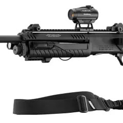Un fusil à pompe tactique noir, équipé d'une lunette rouge, d'une lampe et d'une sangle, prêt pour l'action.