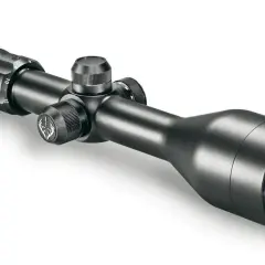 Une lunette de battue Bushnell, noire et élégante, prête pour l'action. Ses réglages précis promettent une visée parfaite.