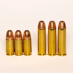 Trois cartouches 9mm à gauche, trois cartouches .357 Magnum plus longues à droite. Comparaison visuelle de la puissance.