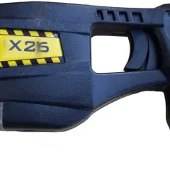 Taser X26, une arme non létale conçue pour la maîtrise des individus.