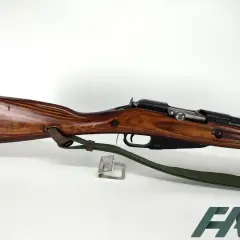 Fusil Mosin Nagant en bois verni, avec sa sangle verte. Un classique de l'histoire militaire.