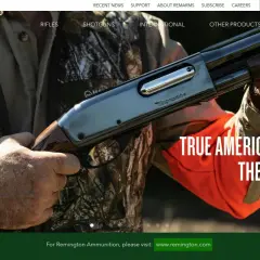 Un chasseur tient un fusil Remington 870, un classique américain, prêt pour l'action.
