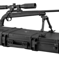 Fusil de précision 308 custom avec lunette et bipied, posé sur une mallette de transport noire.
