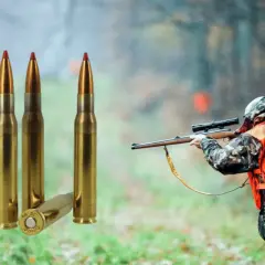 Chasseur en action, prêt à tirer avec sa carabine. Trois cartouches de calibre carabine de chasse sont mises en avant.
