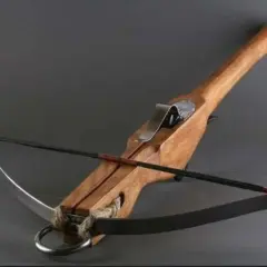 Arbalète de poing BG3 en bois et métal, prête à tirer.