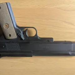 Pistolet à plomb HW 45, puissant avec ses 100 joules, prêt pour le tir de précision.