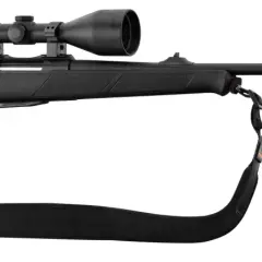 Carabine noire avec lunette et silencieux, idéale pour l'affût sanglier. Prête pour l'action.