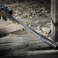 Fusil de précision sur des planches de bois délabrées. Imaginez la vitesse d'une balle de sniper km/h, fendant l'air.