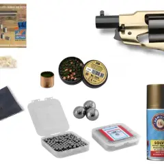 Un pistolet Remington doré et brun, entouré de munitions, d'un kit de nettoyage et de produits d'entretien pour armes.