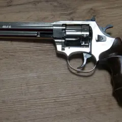 Revolver chromé, poignée bois, modèle 661. Prêt pour une munition calibre 35 grenaille.