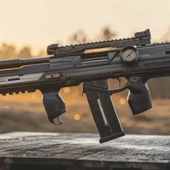 Carabine à plomb futuriste avec manomètre. La question "peut-on chasser avec une carabine à plomb 20 joules" reste ouverte.