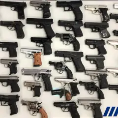 Collection de pistolets d'alarme, certains ressemblant à des armes réelles, saisis dans le cadre de la loi.