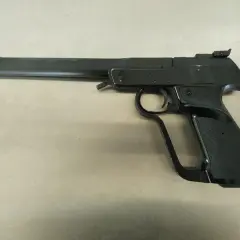 Pistolet Walther LP2 noir, avec sa poignée ergonomique et son long canon.