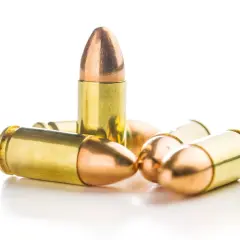 Un groupe de balles 9mm rip, leurs douilles dorées et leurs pointes cuivrées brillent sur fond blanc.