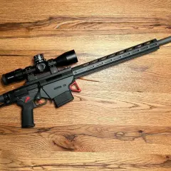 Fusil Ruger N°1 avec lunette Kahles, prêt pour le tir de précision sur fond de bois.