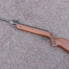 Carabine à plomb Diana, la plus puissante, avec sa crosse en bois brun et son canon long, prête pour le tir de précision.