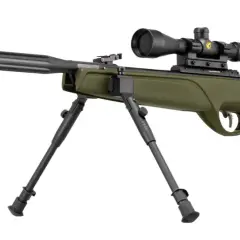 Carabine verte avec lunette, bipied et crosse réglable, prête pour la chasse et le tir de précision.