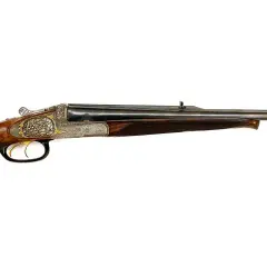 Carabine de chasse à double canon, ornée de gravures fines. Son bois veiné et sa conception suggèrent la carabine de chasse la plus puissante pour les grands gibiers.