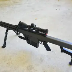 Un fusil Barrett M82, arme de précision avec lunette, prêt pour le tir.