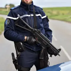 Gendarme en uniforme tenant un fusil MP5, prêt à intervenir sur le terrain.