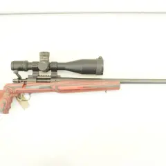 Carabine Remington 700 custom avec crosse GRS en bois laminé rouge et noir, lunette de visée.