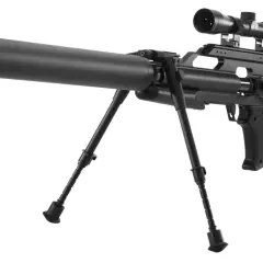 Carabine à plomb noire avec lunette, bipied et silencieux. Sa puissance est impressionnante pour une carabine à plomb.