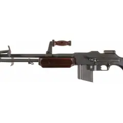 Un fusil automatique BAR M1918, avec sa poignée en bois et son chargeur, prêt pour l'action.