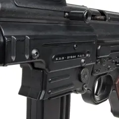 Gros plan sur le mécanisme d'un fusil d'assaut allemand STG44, avec son chargeur et sa poignée en bois.