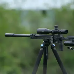 Carabine PCP sur trépied, prête pour le tir. Le choix du bon compresseur est essentiel pour la performance.