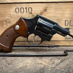 Revolver avec poignées en bois, prêt à tirer des munitions 38 special wad cutter.