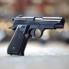 Pistolet Beretta 92FS, une arme légale en France, posé sur une table.