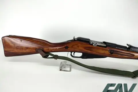 Fusil Mosin Nagant en bois verni, avec sa sangle verte. Un classique de l'histoire militaire.
