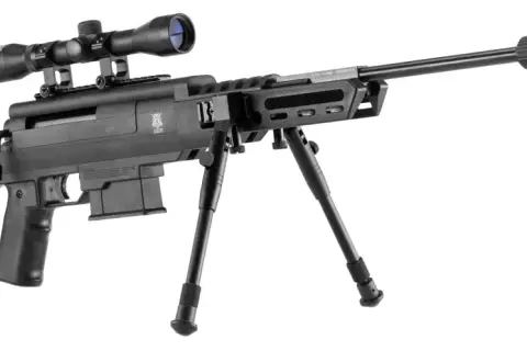 Carabine air comprimé avec lunette et bipied, idéale pour le tir sportif de précision.