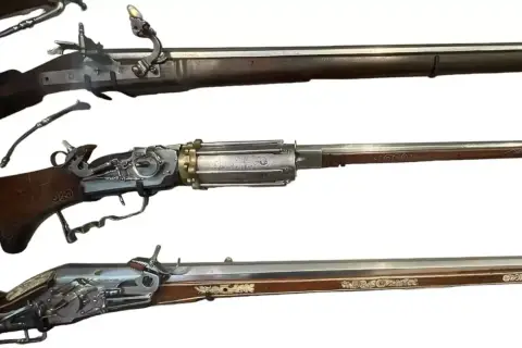 Trois fusils anciens, dont un cote fusil de chasse chasseur français, ornés de gravures complexes et de bois sombre.