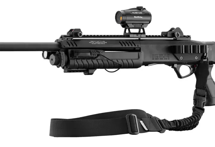 Un fusil à pompe tactique noir, équipé d'une lunette rouge, d'une lampe et d'une sangle, prêt pour l'action.