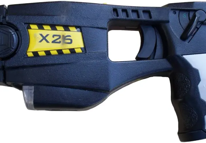 Taser X26, une arme non létale conçue pour la maîtrise des individus.