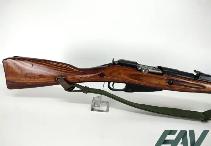 Fusil Mosin Nagant en bois verni, avec sa sangle verte. Un classique de l'histoire militaire.