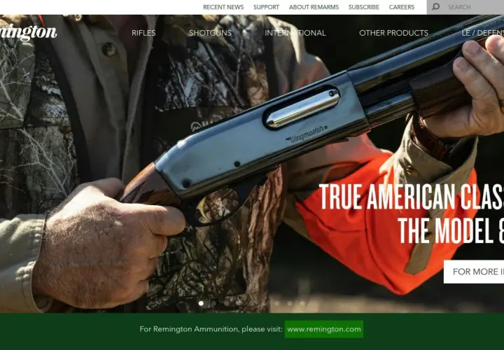 Un chasseur tient un fusil Remington 870, un classique américain, prêt pour l'action.