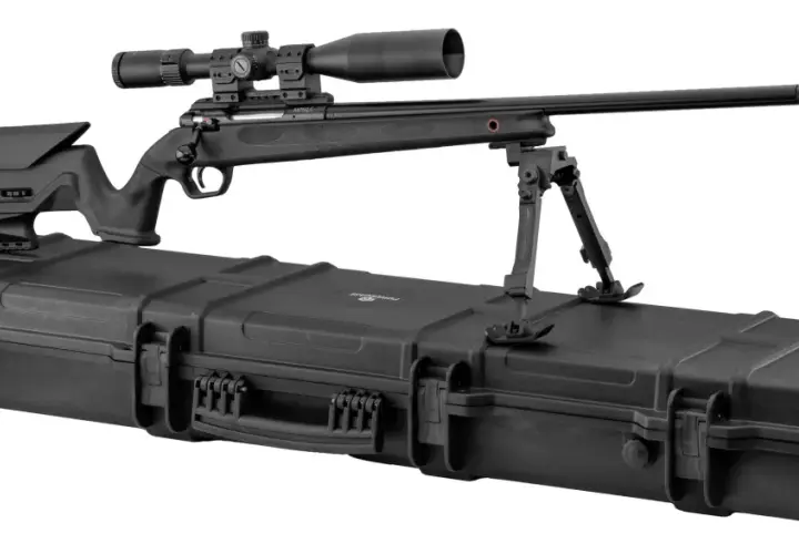 Fusil de précision 308 custom avec lunette et bipied, posé sur une mallette de transport noire.