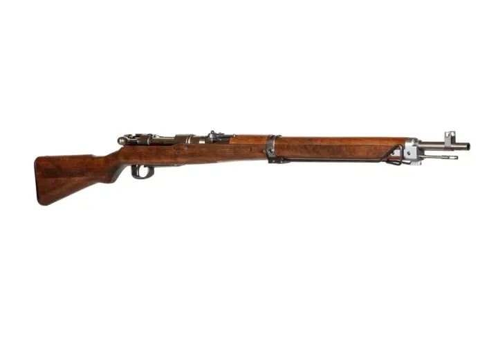 Un fusil japonais en bois et métal, avec sa crosse courbée et son canon long, prêt pour l'action.