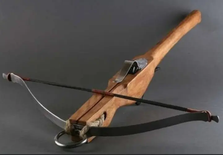 Arbalète de poing BG3 en bois et métal, prête à tirer.
