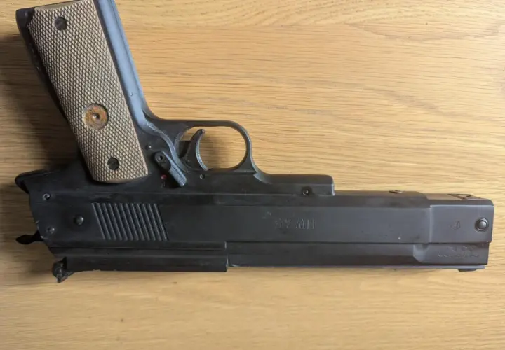 Pistolet à plomb HW 45, puissant avec ses 100 joules, prêt pour le tir de précision.