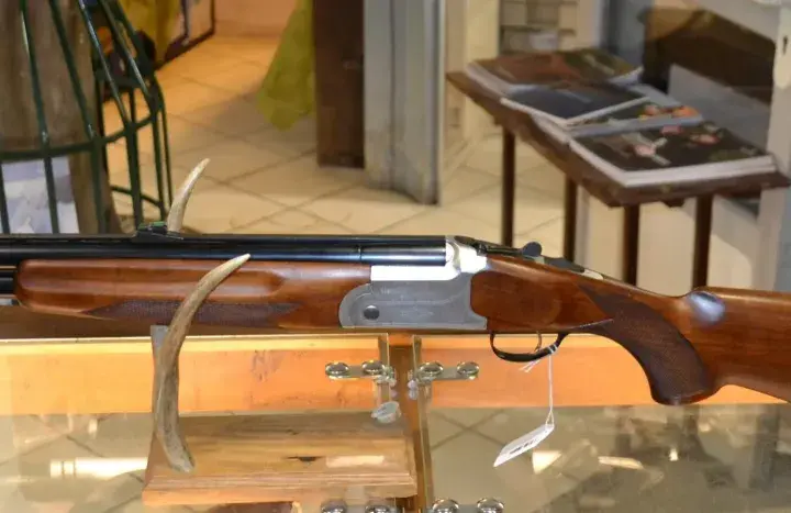 Un fusil Mercury Light, avec sa crosse en bois et ses canons superposés, est exposé. Avis recherchés pour ce modèle.
