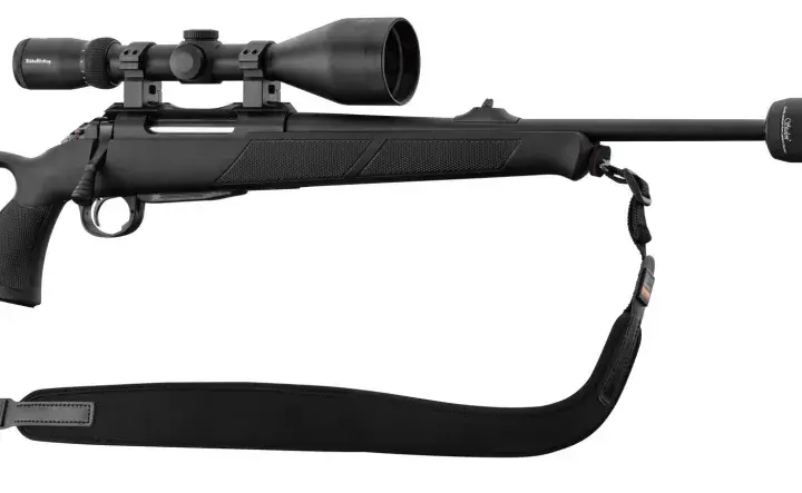 Carabine noire avec lunette et silencieux, idéale pour l'affût sanglier. Prête pour l'action.