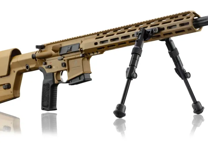 Fusil tactique Schmeisser, couleur sable, calibre 223 Remington, avec bipied.