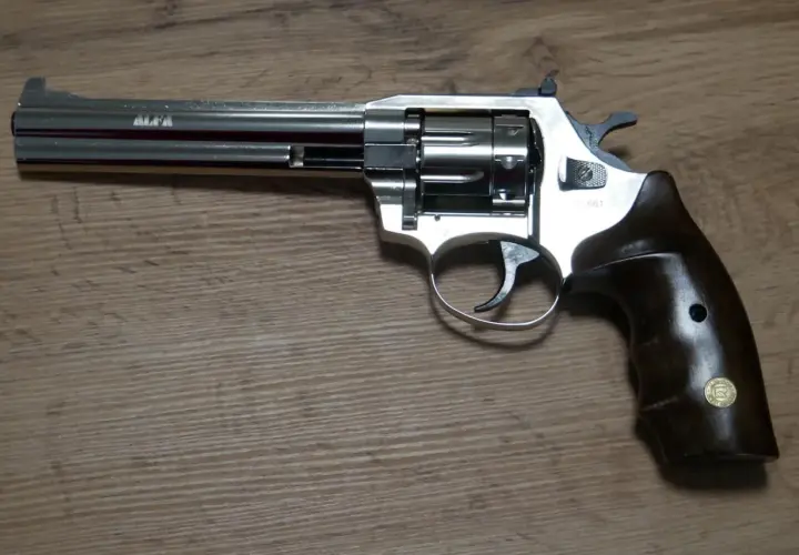 Revolver chromé, poignée bois, modèle 661. Prêt pour une munition calibre 35 grenaille.