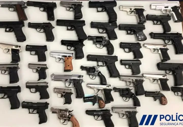 Collection de pistolets d'alarme, certains ressemblant à des armes réelles, saisis dans le cadre de la loi.