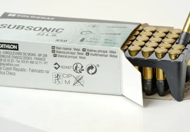 Boîte de munitions 22LR Subsonic de Decathlon. L'achat de munitions est soumis à réglementation.
